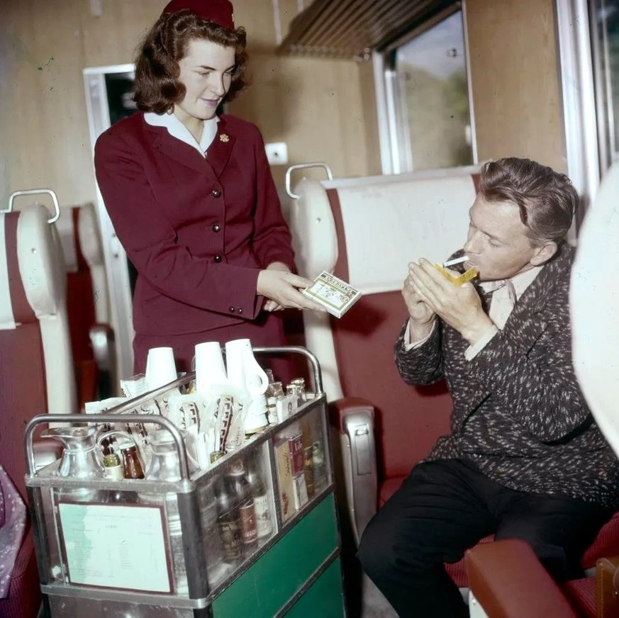 Mineral, Sandwich, Kaffee – und eine Schachtel Zigaretten? Die bot die SBB-Minibar lange an – so wie auf dieser Aufnahme aus dem Jahr 1962.