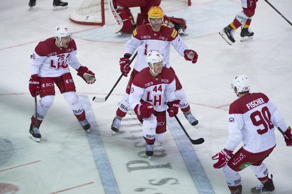 Lausannes Joel Genazzi, Dustin Jeffrey, Nicklas Danielsson, Jannick Fischer, von links, jubeln, waehrend dem Meisterschaftsspiel der National League zwischen den SCL Tigers und dem Lausanne HC, am Sam ...