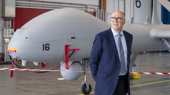 Bundesrat Martin Pfister besichtigt eine Drohne, anlaesslich einer Medienkonferenz des VBS mit einer Praesentation zum Aufklaerungsdrohnensystem 15 (ADS 15) vom Donnerstag, 4. September 2025 bei der A ...