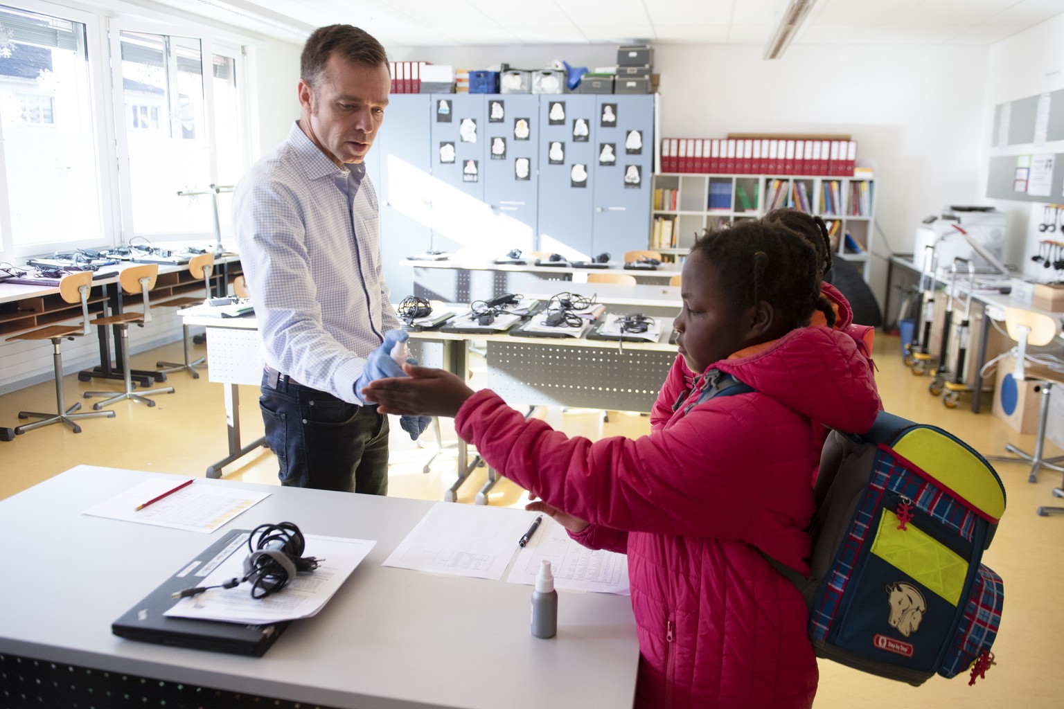 Stefan Nyffenegger, Lehrer, weisst auf Handdesinfektion hin, am Dienstag, 17. Maerz 2020, an der Schule Duerrenroth. (KEYSTONE/Marcel Bieri )