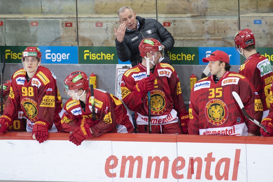 Tigers Head Coach Rikard Franzen, Mitte, mit Anweisungen, waehrend dem Meisterschaftsspiel der National League zwischen den SCL Tigers und dem HC Lugano, am Dienstag, 9. Februar 2021, im Ilfisstadion  ...