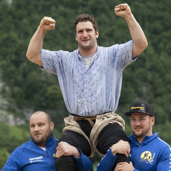 Der Buendner Armon Orlik gewinnt gegen den Toggenburger Werner Schlegel im Schlussgang, am Glarner-Buendner Schwingfest, am Montag, 6. Juni 2022, in Netstal. (KEYSTONE/Gian Ehrenzeller).