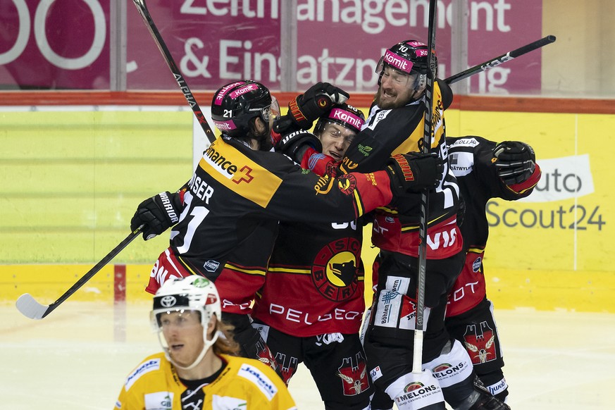 CAPTION CORRECTION: KORRIGIERT TORSCHUETZE - Berns Benjamin Baumgartner, Mitte, jubelt nach seinem Tor zum 3-2 mit Berns Simon Moser, links, und Berns Tristan Scherwey, rechts, beim Eishockey Meisters ...