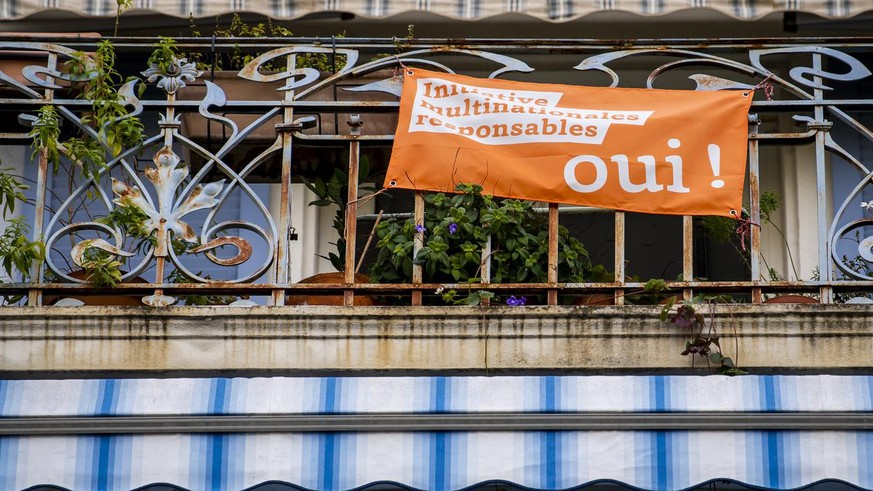 Un drapeau en faveur de l&#039;initiative multinationales responsables (Konzern-verantwortungs initiative) est visible sur un balcon d&#039;une habitation le mardi 13 octobre 2020 a Lausanne. Le 29 no ...