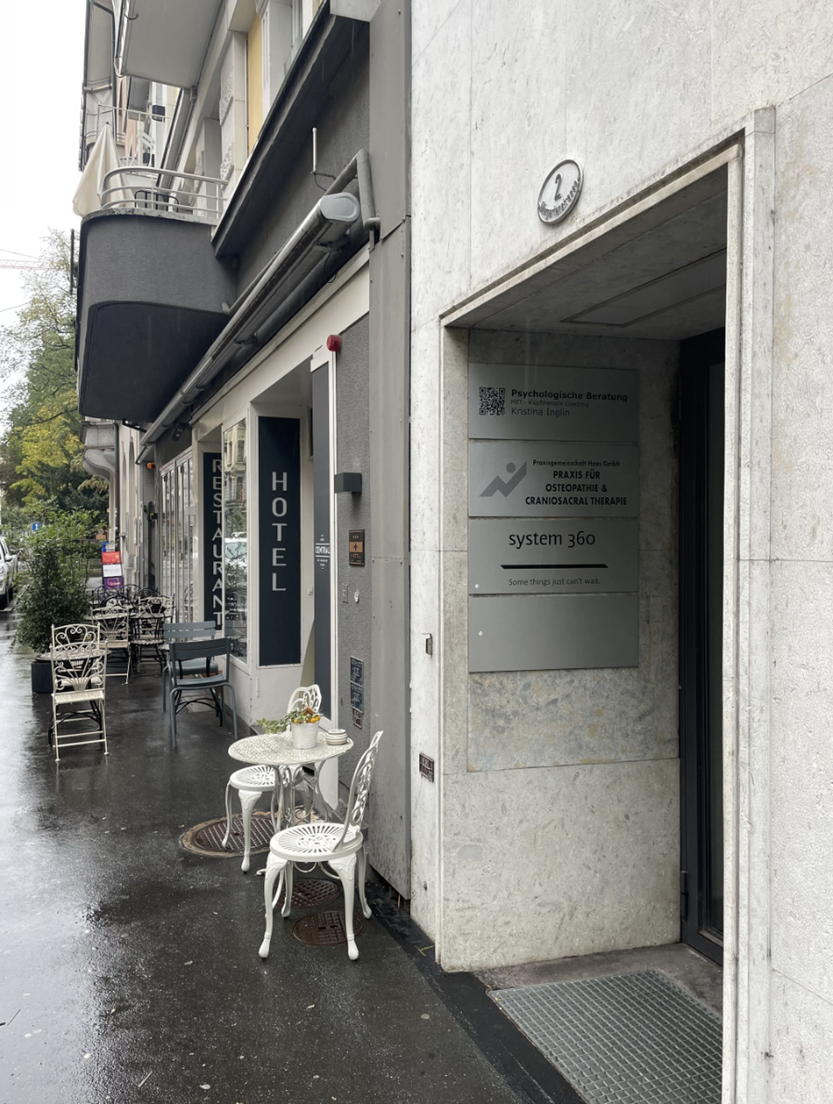 Entrée du bâtiment situé au centre de Lucerne, où se trouve le siège social de la société System 360.