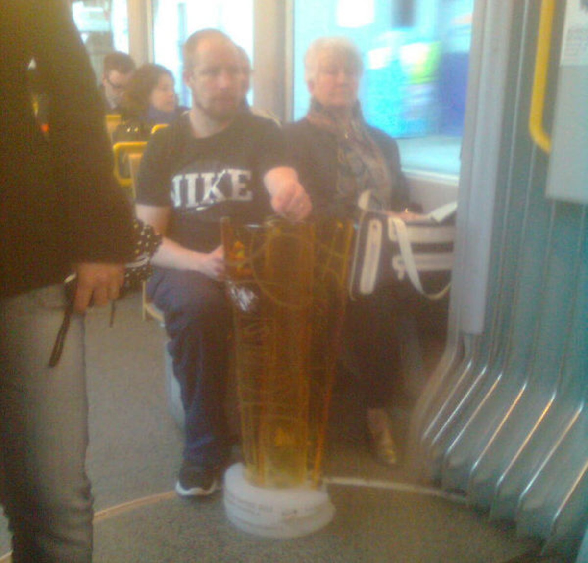 Mathias Seger mit dem Pokal im Tram.