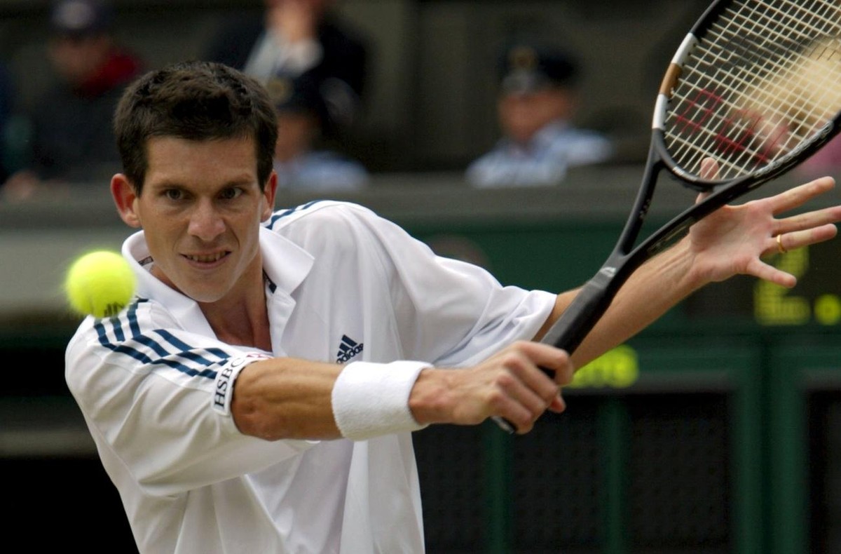 Britain's Tim Henman plays a backhand during the semi final match against Australian Lleyton Hewitt at the Wimbledon Tennis Championships, 05 July 2002. (KEYSTONE/EPA/EPA/ANJA NIEDRINGHAUS)