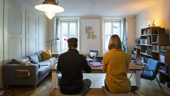 SPERRFRIST BIS HEUTE UM 14:30 +++ ARCHIVBILD ZUR AUFHEBUNG DER HOMEOFFICE-PFLICHT AB DONNERSTAG, AM MITTWOCH, 2. FEBRUAR 2022 - Svenja Schneider, rechts, und Michael Baumgartner bei Arbeiten im Home O ...