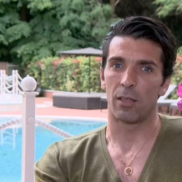 Gigi Buffon am Pool: Der Goalie wird nächsten Sommer nur privat, aber nicht mehr als Nationalspieler in Hotels sein.