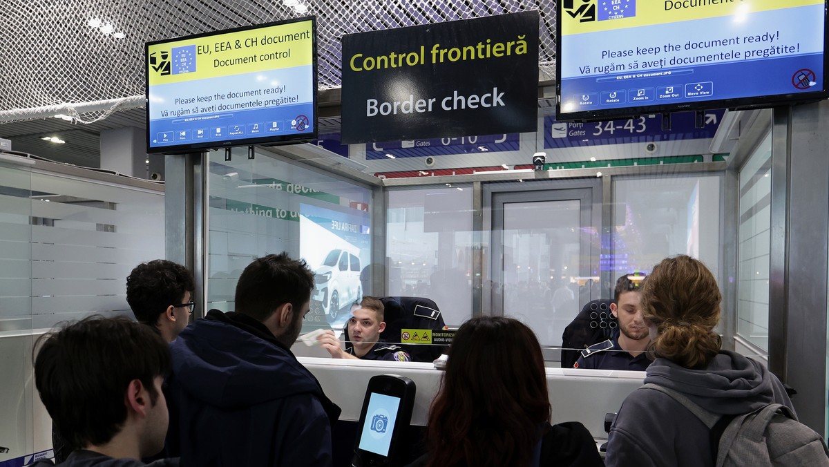 epa12790123 Two Romanian border police officers check passenger documents from their control boot, after a press conference about the EES (Entry/Exit System) final implementation performed by the Roma ...