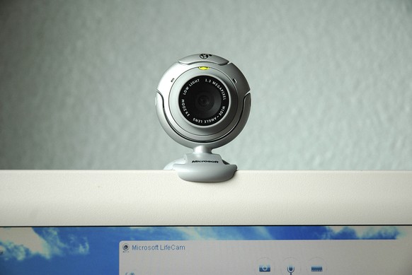 Die neue Web-Cam von Microsoft klemmt an einem Computer-Monitor am Montag, 20. Nov. 2006, in Frankfurt. Fotos und bewegte Bilder bringen Leben ins Internet. Waehrend bei YouTube taeglich hunderte von  ...
