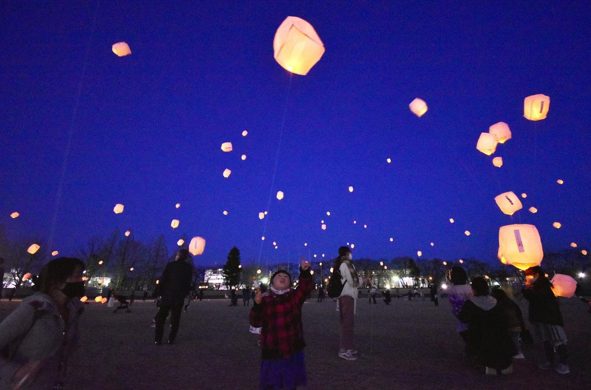 epa09067540 People release 'sky lanterns' for the victims of the devastating 2011 earthquake and tsunami in Koriyama, Fukushima prefecture, northeastern Japan, 11 March 2021. Japan is commem ...