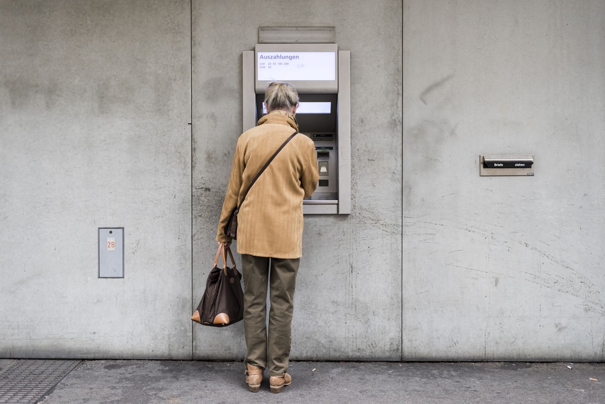 ZUR FRUEHLINGSSESSION UND DER ALTERSVORSORGE 2020 VOM DIENSTAG, 14. MAERZ 2017, STELLEN WIR IHNEN FOLGENDES BILDMATERIAL ZUR VERFUEGUNG - An elderly woman withdraws money from a cash dispenser, photog ...