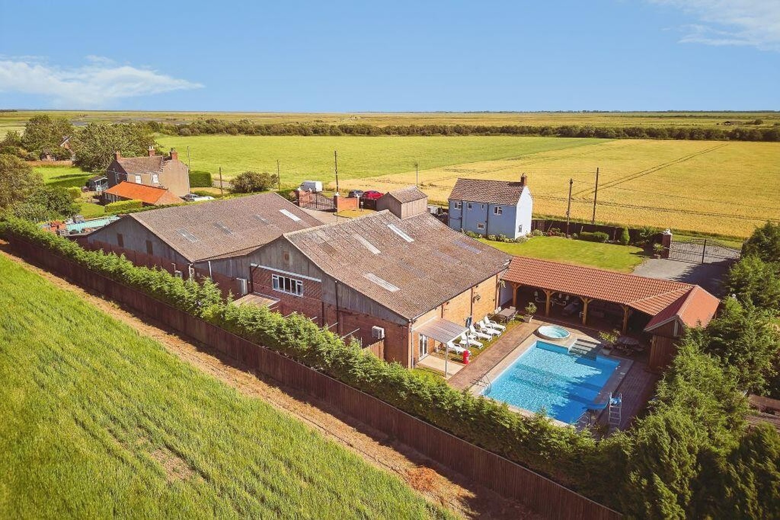 Depro-Bordell in East Anglie zu kaufen. Irgendwer? 
https://www.rightmove.co.uk/properties/91202910#/?channel=RES_BUY