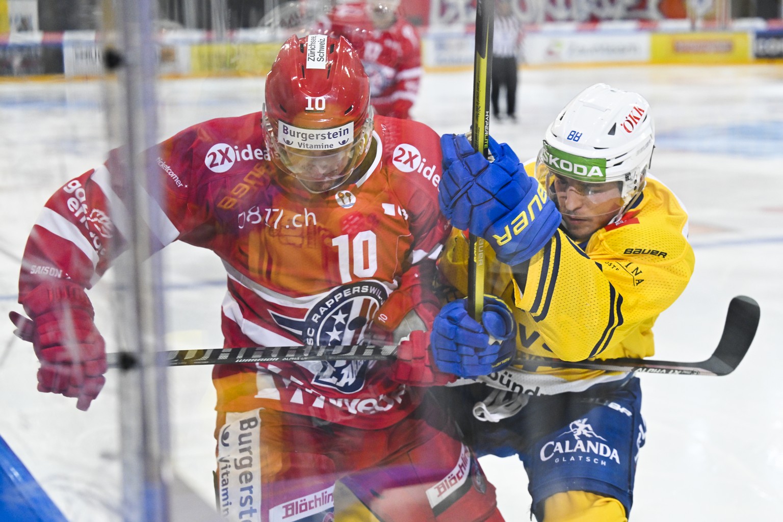 SC Rapperswil-Jona Lakers Roman Cervenka, links, gegen Davos&#039; Kristian Pospisil in Spiel 5 des Playoff 1/4 Final Eishockeyspiels der National League zwischen den Rapperswil-Jona Lakers und dem HC ...