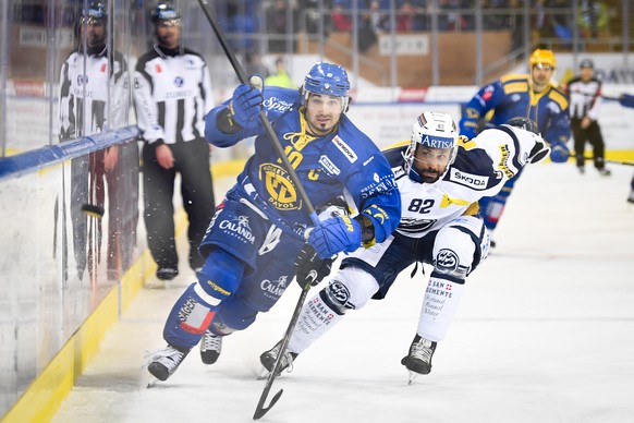 Davos&#039; Andres Ambuehl, links, gegen Ambris Michael Ngoy, beim Eishockey-Qualifikationsspiel der National League A zwischen dem HC Davos und dem HC Ambri-Piotta, am Sonntag, 23. Dezember 2018, in  ...