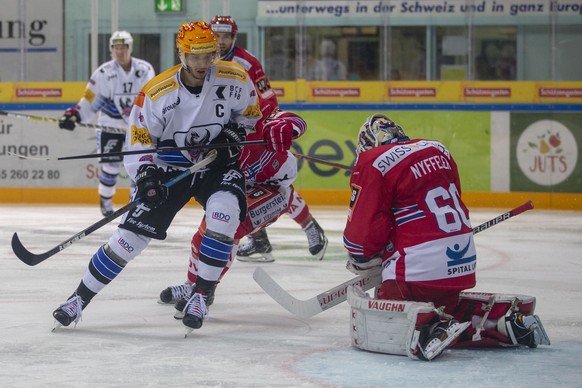 HC Fribourg-Gotteron Stuermer Julien Sprunger, links, gegen SC Rapperswil-Jona Lakers Torhueter Melvin Nyffeler waehrend dem Eishockey-Meisterschaftsspiel der National League zwischen den SC Rapperswi ...