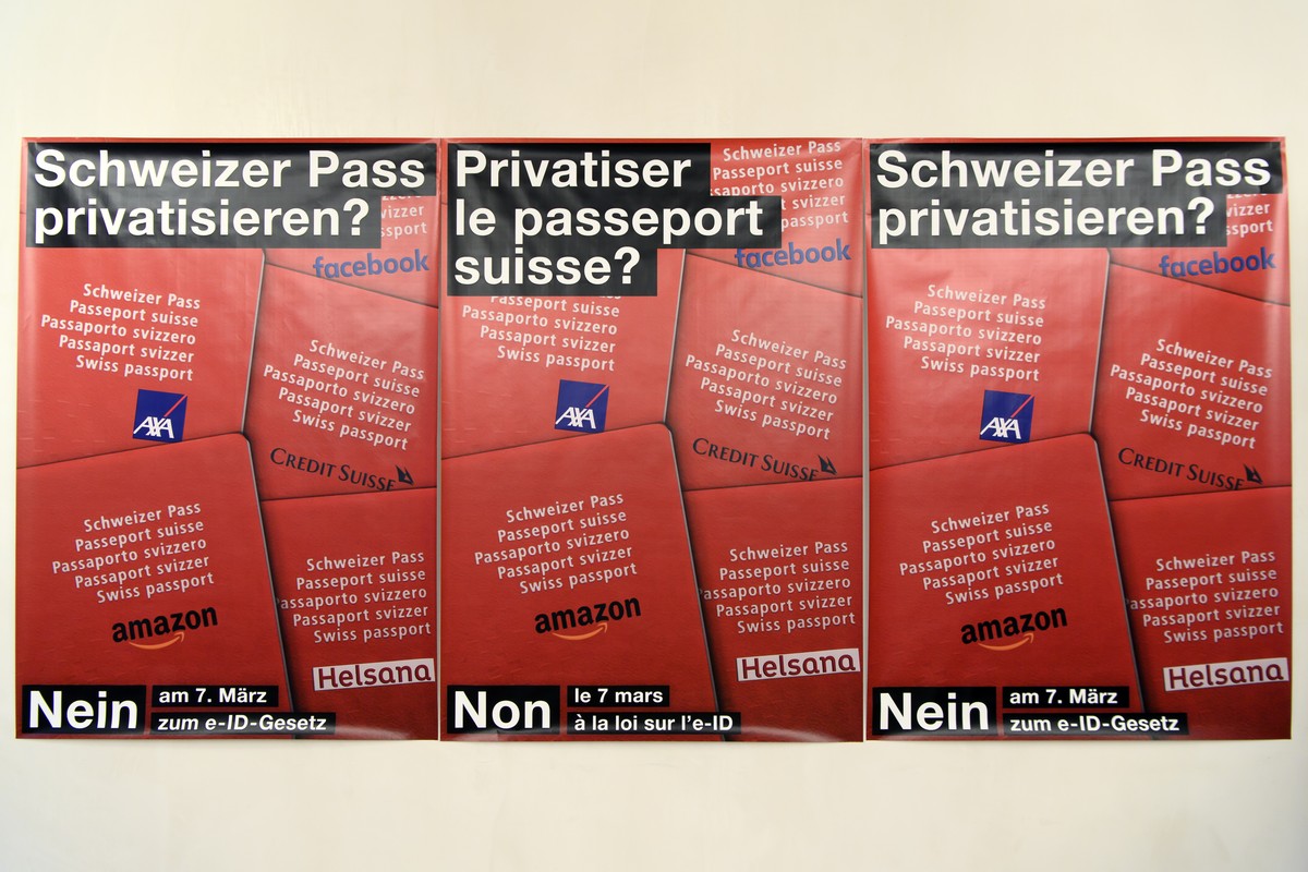 Plakate fotografiert waehrend der Medienkonferenz "Fatale Fehler fuer die Zukunft vermeiden" ueber die Privatisierung der elektronischen Identitaet (E-ID), am Dienstag, 2. Februar 2021, in B ...