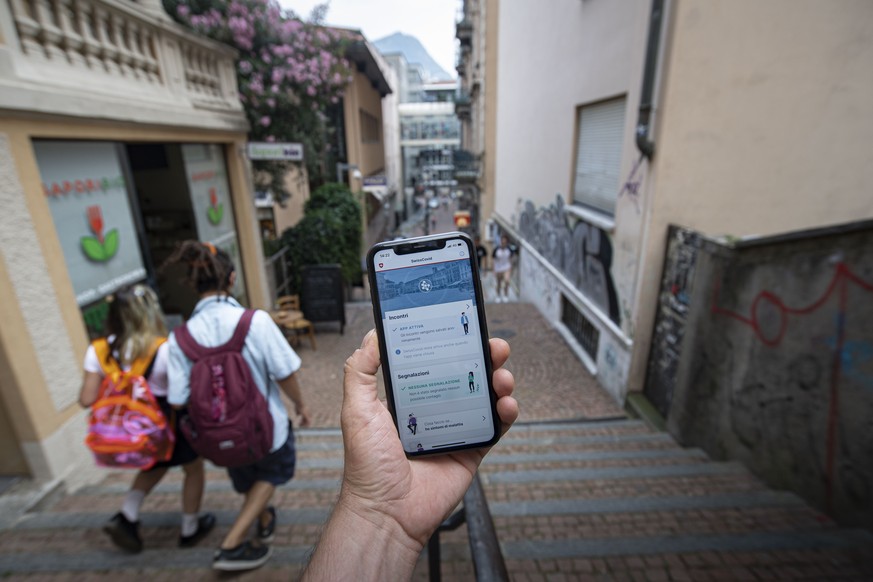 Eine Person nutzt die SwissCovid Contact Tracing App auf ihrem Smartphone, fotografiert am Donnerstag, 25. Juni 2020, in Lugano. (KEYSTONE/Ti-Press/Pablo Gianinazzi)