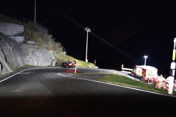 81-Jährige fährt bei Tschlin in Felswand und verletzt sich schwer