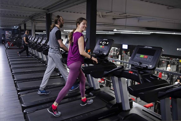 epa09686772 Visitors to a gym do exercises in Beverwijk, the Netherlands, 15 January 2022. The Dutch cabinet announced that the rules for sports, artistic and cultural activities, contact-based indust ...