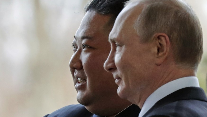 Der russische Präsident Wladimir Putin und Nordkoreas Machthaber Kim Jong Un posieren für Fotografen während ihres Treffens in Wladiwostok, Russland, 2019.