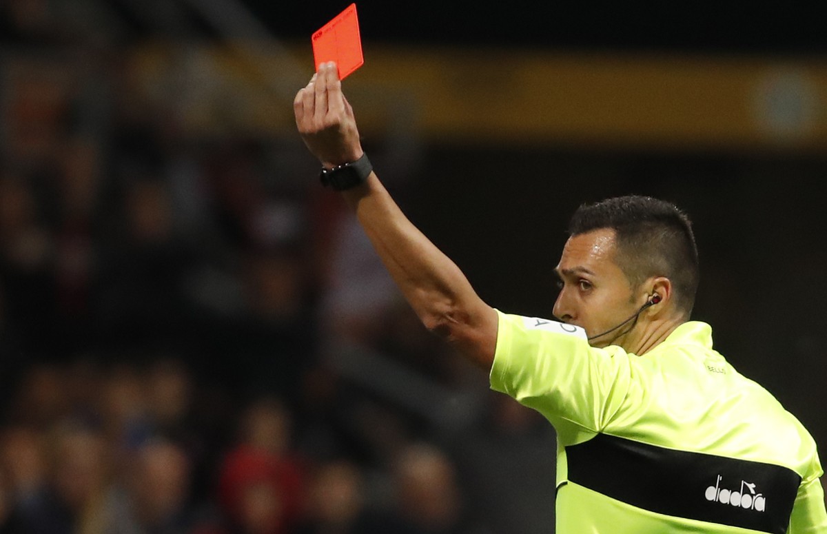 Referee Marco Di Bello, right, shows a red card to Bologna's Nicola Sansone, left, during the Italian Serie A soccer match between AC Milan and Bologna at the San Siro stadium, in Milan, Italy, M ...