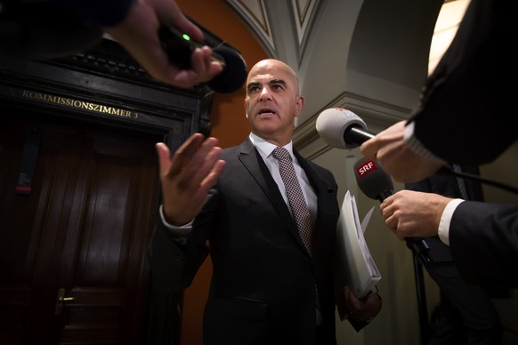 Bundesrat Alain Berset spricht mit Journalisten waehrend einer Sitzung zwischen Bundesrat Alain Berset und der Verwaltungsdelegation zum Entscheid ueber die Absage der Fruehlingssession der Eidgenoess ...