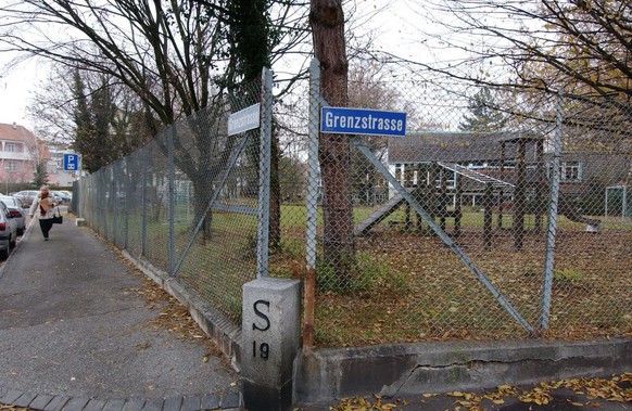 Deutschland rechts und Schweiz links, ein Maschendrahtzaun trennt noch immer die Ortschaften Kreuzlingen( Schweiz ) und Konstanz ( Deutschland ), obwohl sie laengst zusammen gewachsen sind, er zieht s ...