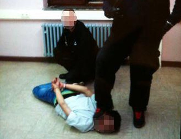Das Foto von zwei Wachleuten, die einen algerischen Flüchtling zu Boden drückten, lösten deutschlandweit Entsetzen aus.