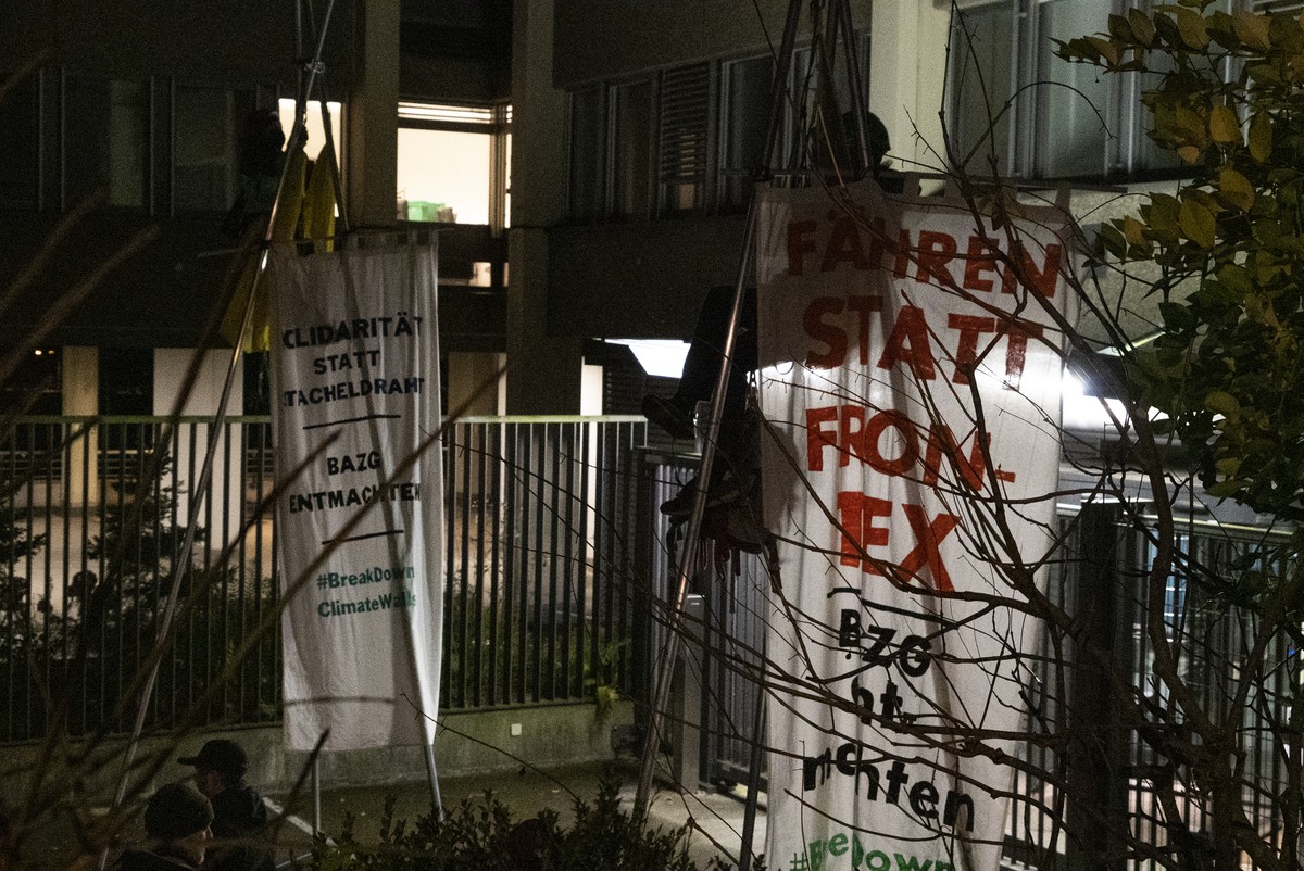 Kundgebung vor der Direktion des Bundesamts fuer Zoll und Grenzsicherheit BAZG anlaesslich der Klima-Aktionstage zum Thema "Break down Climate Walls" fotografiert am Montag 07. November 2022 ...