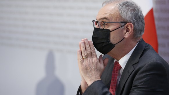 Bundespraesident Guy Parmelin waehrend einer Medienkonferenz des Bundesrates zur aktuellen Situation im Zusammenhang mit dem Coronavirus, am Dienstag, 30. November 2021, in Bern. (KEYSTONE/Peter Klaun ...