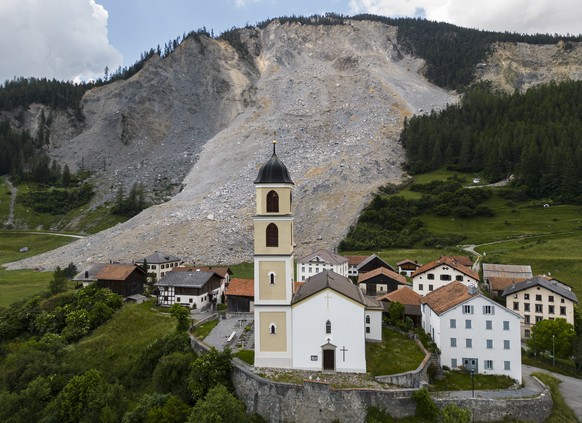 epaselect epa10694968 A general view shows the rockfall &#039;Brienzer Rutsch&#039; at the village of Brienz-Brinzauls, Grisons canton, Switzerland, 16 June 2023. Overnight 16 June a large part of the ...
