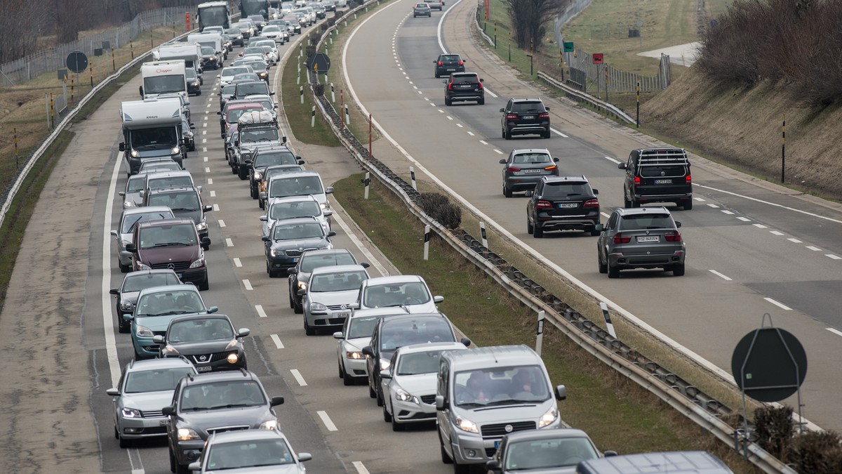 Mehrere Kilometer Rueckstau auf der Autobahn vor dem Suedportal des Gotthardstrassentunnels am Ostermontag, 28. Maerz 2016, zwischen Quinto und Airolo. (KEYSTONE/Ti-Press/Pablo Gianinazzi)