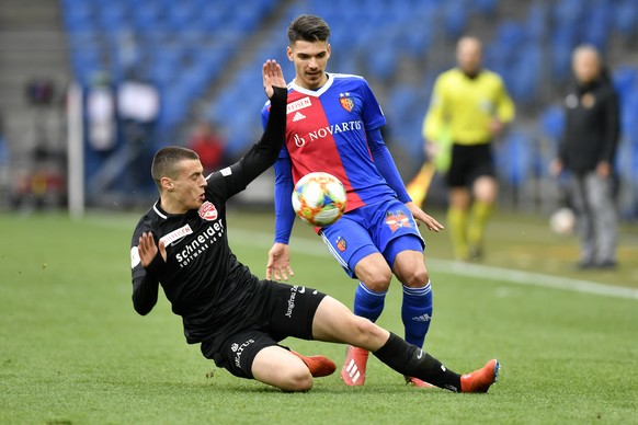 Der Basler Raoul Petretta, rechts, gegen den Thuner Nuno Da Silva, links, beim Fussballspiel der Super League FC Basel gegen den FC Thun im St. Jakob-Park in Basel am Sonntag, 3. Maerz 2019. (KEYSTONE ...