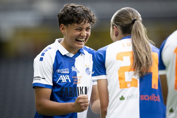 Emanuela Pfister (GC), links, jubelt nach ihrem Tor zum 1-0 mit Giulia Looser (GC), rechts, waehrend des Playoff-Final-Rueckspiels der Women&#039;s Super League zwischen dem BSC Young Boys (YB) und de ...