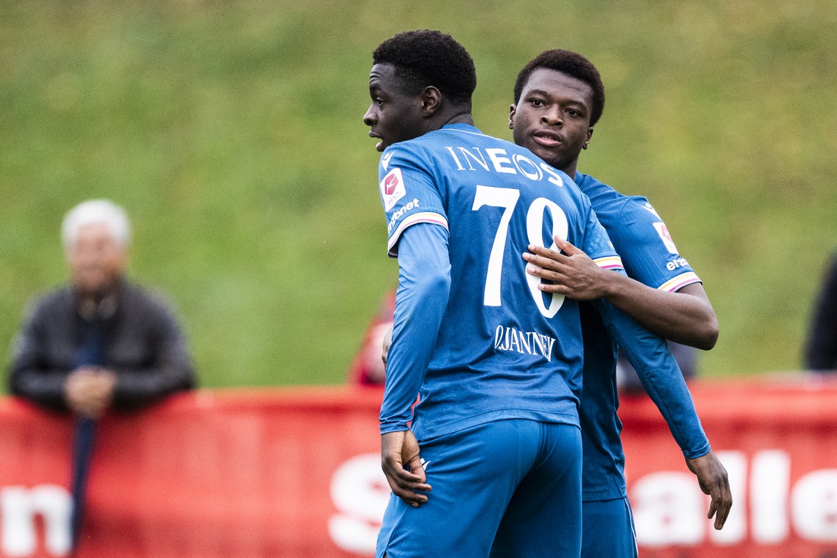 Omar Janneh (LS), links, jubelt mit 0-3 Torschuetze Enzo Molebe (LS), im Sechzehntelfinal im Schweizer Cup Fussballspiel zwischen dem FC Winkeln (WI) und dem FC Lausanne-Sport (LS), am Sonntag, 18. Ok ...