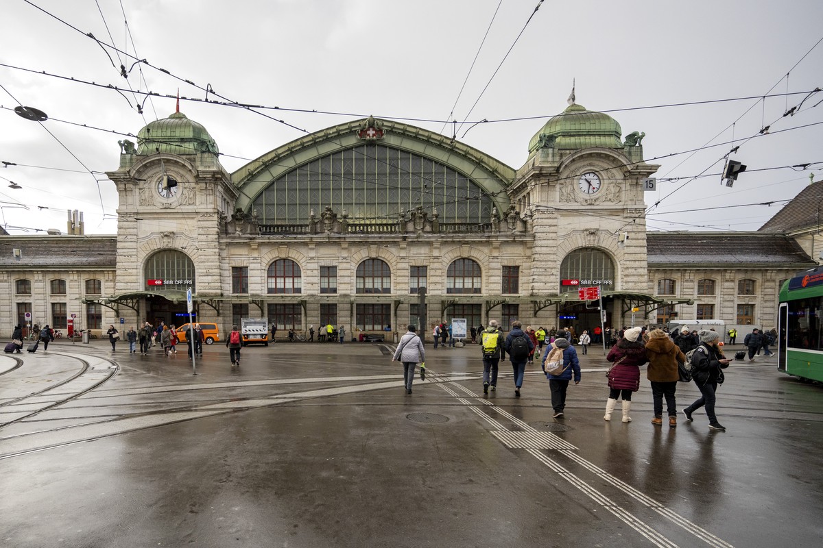 Der Centralbahnplatz und der Bahnhof SBB in Basel, am 5. Dezember 2023. (KEYSTONE/Georgios Kefalas)