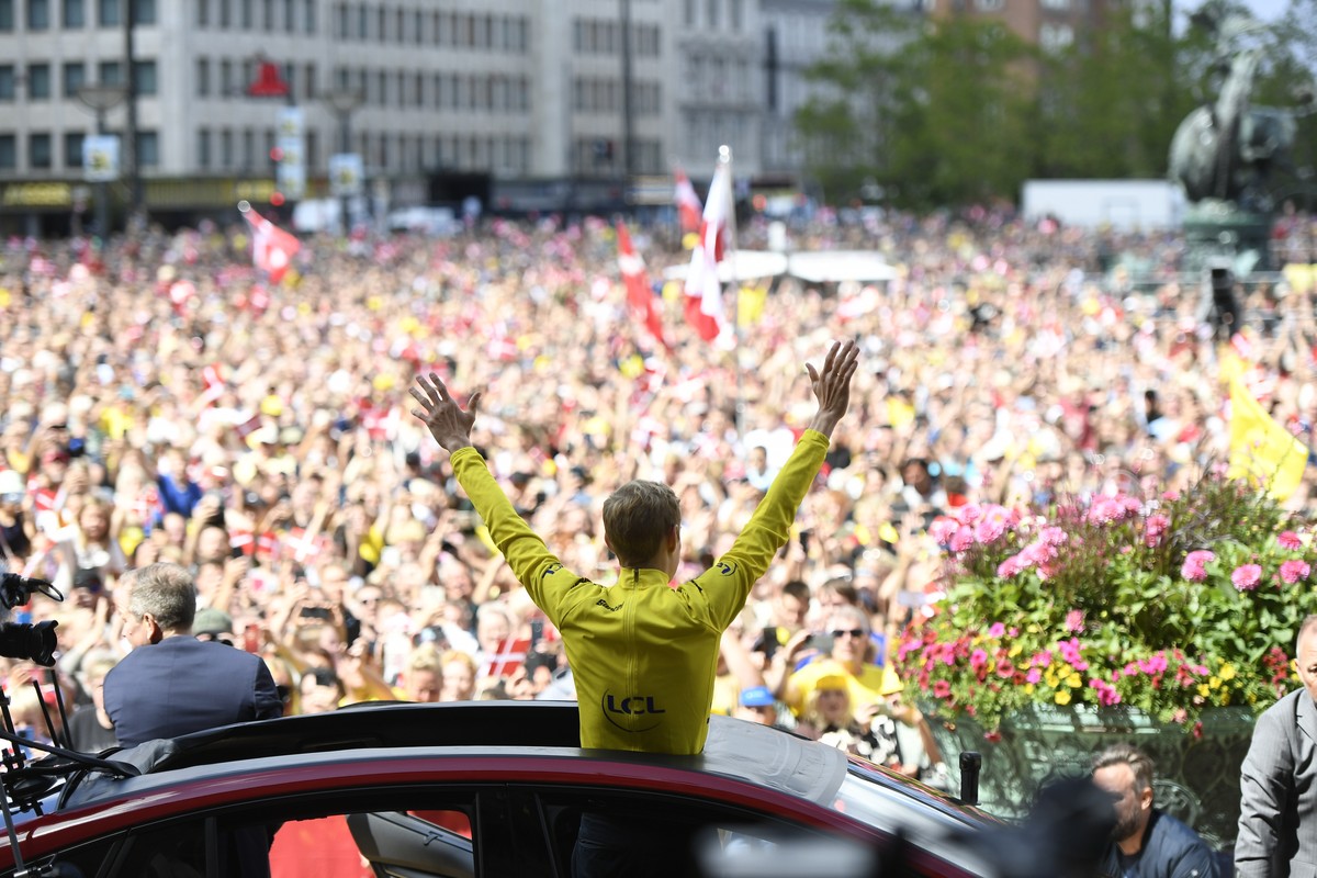 Jonas Vingegaard, accueilli en rockstar par son public après son deuxième sacre sur le Tour de France.