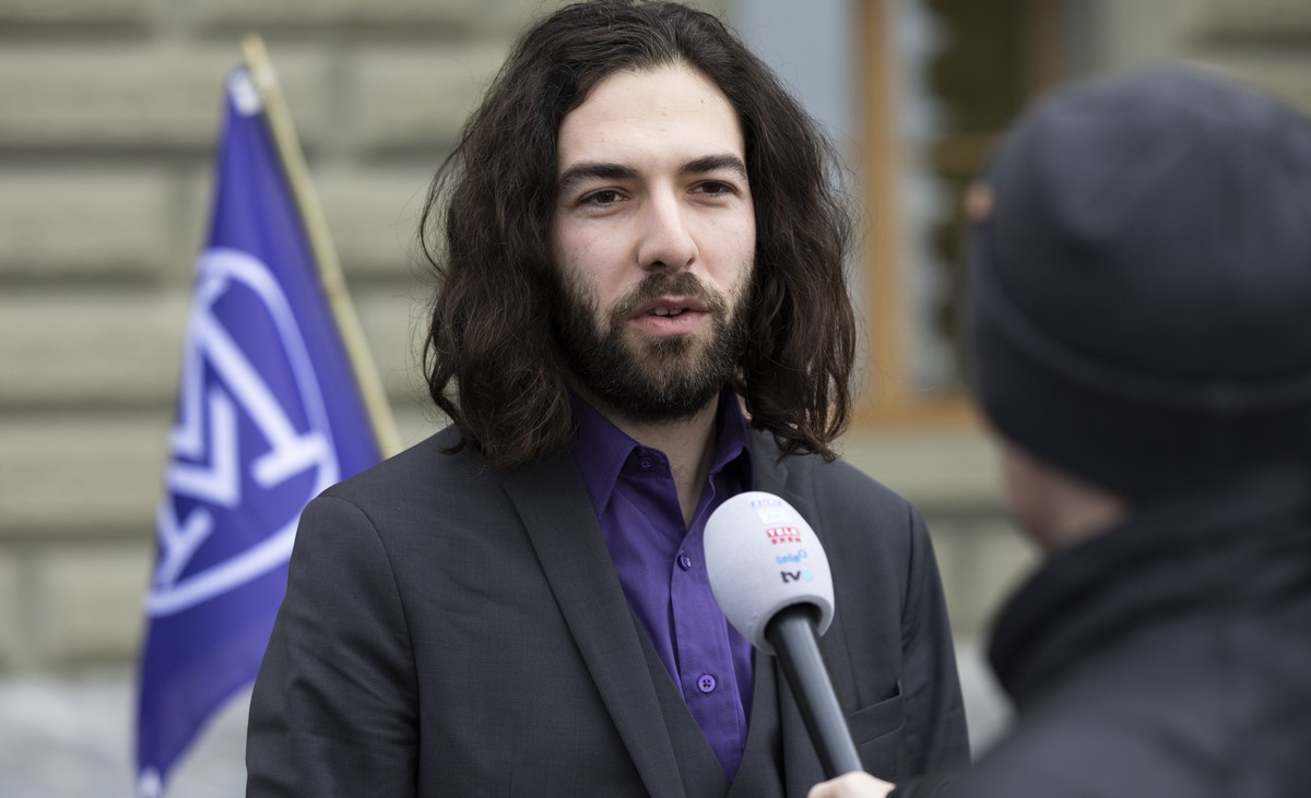 Nicolas Rimoldi, Praesident "Mass Voll" gibt ein Interview, bei der Einreichung des Referendums gegen das Covid-Gesetz, am Donnerstag, 30. Maerz 2023 in Bern. (KEYSTONE/Peter Klaunzer)