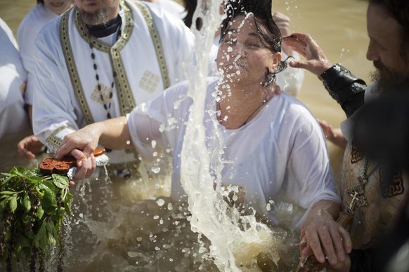 In vielen Freikirchen wird die Wassertaufe in einem grossen Becken oder See zelebriert (hier jedoch vermutlich orthodoxe Christen).