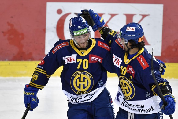 Der Davoser Captain Andres Ambuehl gratuliert seinem Kollegen Enzo Corvi zum Treffer zur 2:0 Fuehrung, im Eishockey-Qualifikationsspiel der National League zwischen dem HC Davos und dem EHC Biel, am S ...