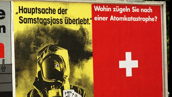 Plakate zu den Eidgenoessischen Abstimmungen ueber den Energie-Artikel, die AKW-Ausstiegs-Initiative, die AKW-Moratoriums-Initiative und das Strrassenverkehrsgesetz, aufgenommen am 15. September 1990. ...