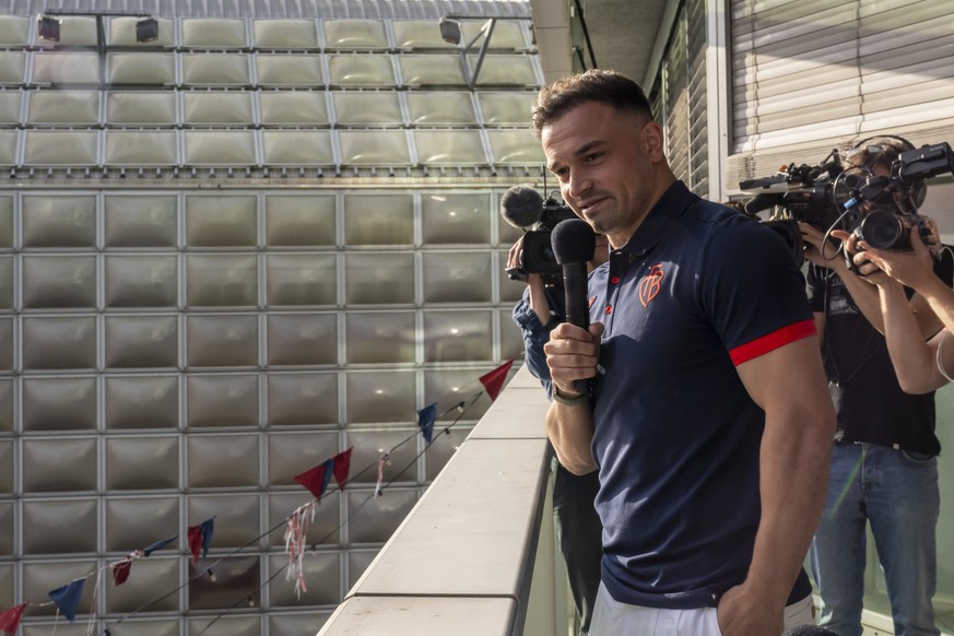 Xherdan Shaqiri begruesst die Fans vor dem Stadion St. Jakob-Park in Basel, am Montag, 19. August 2024. Nach zwoelf Jahren im Ausland kehrt Shaqiri mit einem Vertrag bis 2027 zu seinem Jugendklub FC B ...