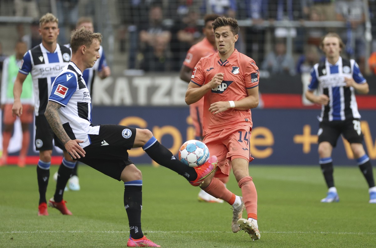 Bielefeld's Jacob Barrett Laursen, left, battles for the ball with Hoffenheim's Christoph Baumgartner during a German Bundesliga soccer match between Arminia Bielefeld and TSG 1899 Hoffenhei ...