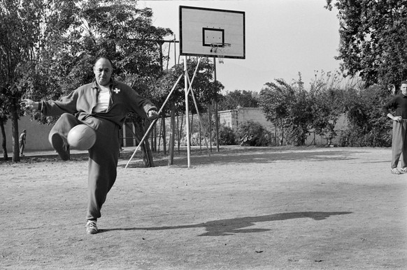 Der Coach des Schweizer Nationalteams und ehemalige Spitzenfussballer Karl Rappan beim Training mit seinen Schuetzlingen, aufgenommen im Mai 1962. (KEYSTONE/PHOTOPRESS-ARCHIV/Jose Perez)