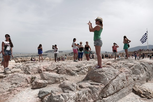Besucher der Akropolis im Sommer 2014.