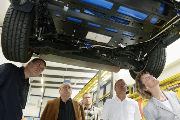 Besuch von der Bundesrätin: Empa will Verbrauch bei Autos neu testen.