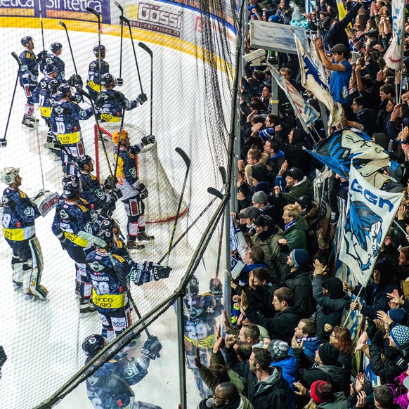 Ambris Spieler und Fans feiern in der Valascia.