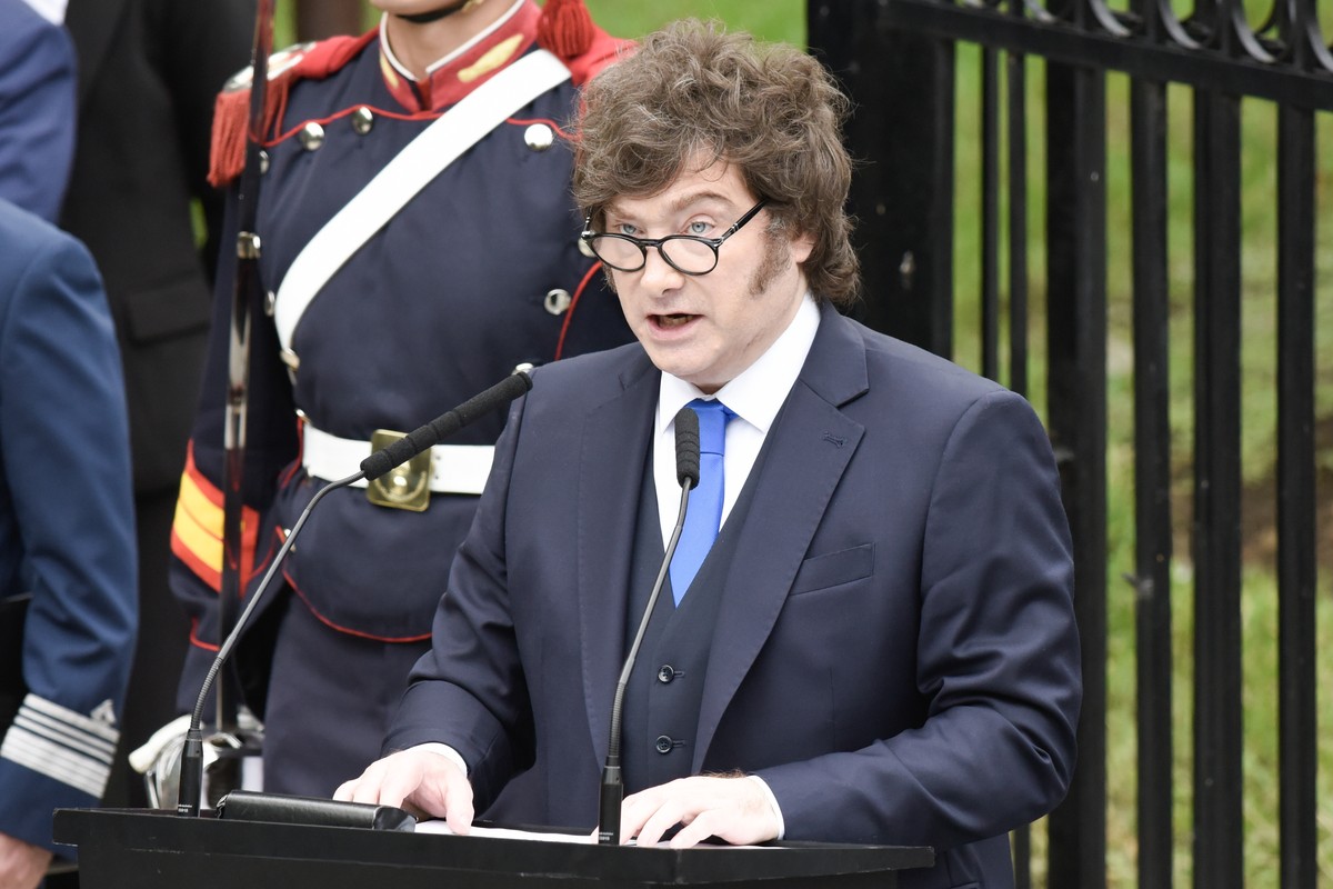 epa12866293 Argentina?s President Javier Milei speaks during a commemoration of Malvinas Day, which honors veterans and fallen soldiers of the Falklands War, in Buenos Aires, Argentina, 02 April 2026. ...